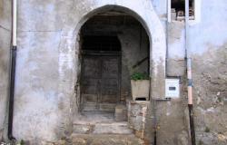 Original condition 1900s, stone town house with 3 bedrooms, sun terrace, in a fantastic, typical Italian town  2