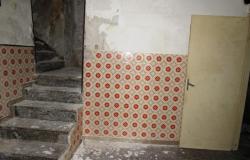 Original condition 1900s, stone town house with 3 bedrooms, sun terrace, in a fantastic, typical Italian town  9