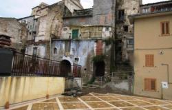 Original condition 1900s, stone town house with 3 bedrooms, sun terrace, in a fantastic, typical Italian town  15