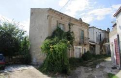 1930s country house, 2 beds, garden 2km from shops, 4km to the city of Lanciano  0