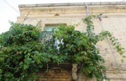 1930s country house, 2 beds, garden 2km from shops, 4km to the city of Lanciano  3