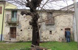 Rustic, stone cottage of 70sqm with a 100smq garden and lake and mountain view. 2
