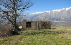 Detached barn of 140sqm to be converted into a house with 10,000sqm of land and fantastic, open, mountain views. 3