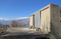 Detached barn of 140sqm to be converted into a house with 10,000sqm of land and fantastic, open, mountain views. 4