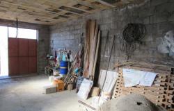 Detached barn of 140sqm to be converted into a house with 10,000sqm of land and fantastic, open, mountain views. 10