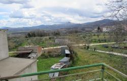 Detached, stone, habitable country house with 500sqm of garden and open mountain views. 12
