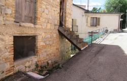 Stone structure, 4 floor, detached town house with 50sqm of garden and magnificent terrace to restructure.  4