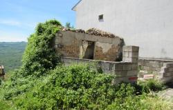 Ruin with amazing views of 120sqm with 300sqm of garden to create a town house of at least the same size. 1