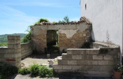 Ruin with amazing views of 120sqm with 300sqm of garden to create a town house of at least the same size. 2