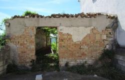 Ruin with amazing views of 120sqm with 300sqm of garden to create a town house of at least the same size. 5