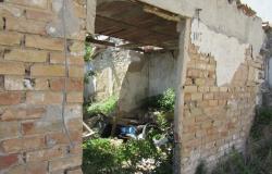 Ruin with amazing views of 120sqm with 300sqm of garden to create a town house of at least the same size. 8
