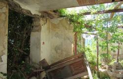 Ruin with amazing views of 120sqm with 300sqm of garden to create a town house of at least the same size. 9