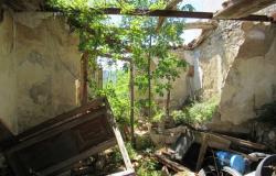 Ruin with amazing views of 120sqm with 300sqm of garden to create a town house of at least the same size. 10