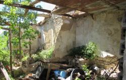 Ruin with amazing views of 120sqm with 300sqm of garden to create a town house of at least the same size. 11