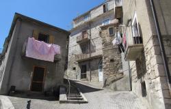 Finished first floor apartment with 3 bedrooms, in a lively, typical Italian town with cellar on the ground floor. 0