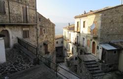 Stone structure, amazing views, town house with 3 bedrooms, semi-habitable. 8