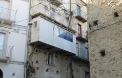 Stone structure, amazing views, town house with 3 bedrooms, semi-habitable. 0