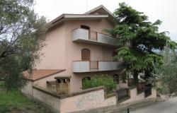 Complete block of 3 nicely finished flats with 300sqm of garden in a panoramic and peaceful Spot. 1