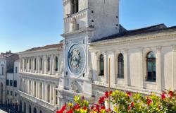 Padua city squares. Stunning top floor apartment, with large terraces and unique views. Ref.58a 0