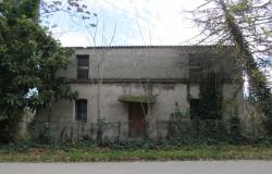 Detached, countryside stone property with easy access, 500sqm of garden, barn and 1km to town. 1
