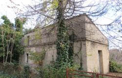 Detached, countryside stone property with easy access, 500sqm of garden, barn and 1km to town. 2
