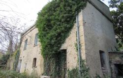 Detached, countryside stone property with easy access, 500sqm of garden, barn and 1km to town. 4