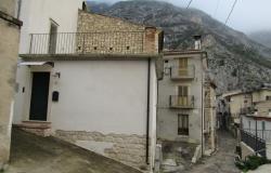 Finished, town house with 2 spacious terraces, garage and open views and 2 bedrooms in the Abruzzo pasta valley. 1