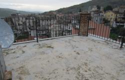 Finished, town house with 2 spacious terraces, garage and open views and 2 bedrooms in the Abruzzo pasta valley. 7