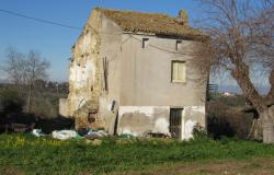 Farmhouse, detached and habitable, with 1700sqm of flat land, terrace and barn, amazing views, 15 minutes to the beach. 13