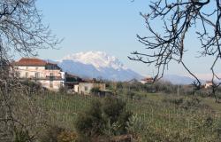 Farmhouse, detached and habitable, with 1700sqm of flat land, terrace and barn, amazing views, 15 minutes to the beach. 1