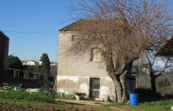 Farmhouse, detached and habitable, with 1700sqm of flat land, terrace and barn, amazing views, 15 minutes to the beach. 5