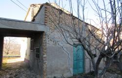 Detached farmhouse and barn with 1000sqm of flat land with orchard, mountain views in a peaceful location and original character. 4
