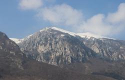 Stone cottage, on the hill top in one of Abruzzo’s National Parks, detached, 5 bedrooms and land. 10
