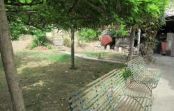 5 bedroom, 3 bathrooms 200sqm farm , detached, with 3 hectares of vines, habitable with separate apa 3
