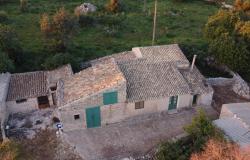 Scicli, exposed stones in contrada Calamarieri 2