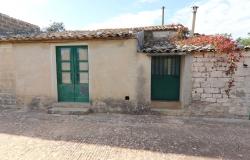 Scicli, exposed stones in contrada Calamarieri 17