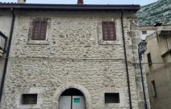 Stone structure, partially renovated town house of 120sqm with 30sqm terrace, in a lively town. 1
