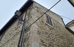 Stone structure, partially renovated town house of 120sqm with 30sqm terrace, in a lively town. 5