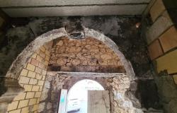 Stone structure, partially renovated town house of 120sqm with 30sqm terrace, in a lively town. 16