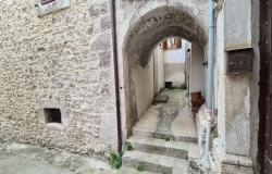 Stone structure, partially renovated town house of 120sqm with 30sqm terrace, in a lively town. 2