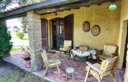 Reconnecting in a small Tuscan farmhouse 9