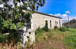 Scicli, stone farmhouse with land 6