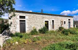 Scicli, stone farmhouse with land 4