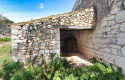 Scicli, stone farmhouse with land 9