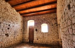 Scicli, stone farmhouse with land 38