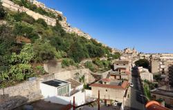 Modica,three-room apartment a stone's throw from San Giorgio 48