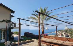 L1117 Ligurian style villa with swimming pool and sea view for sale in Bordighera. 16