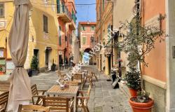 L1212 Apartment with terrace for sale in the historical centre of Bordighera. 11