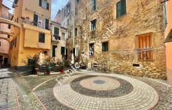 L1212 Apartment with terrace for sale in the historical centre of Bordighera. 13