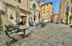 L1212 Apartment with terrace for sale in the historical centre of Bordighera. 15